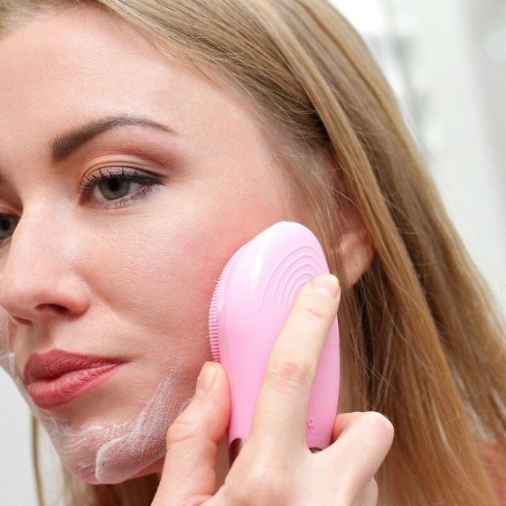 05 face brushing 0c1676fa