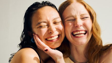 Zwei lachende Frauen