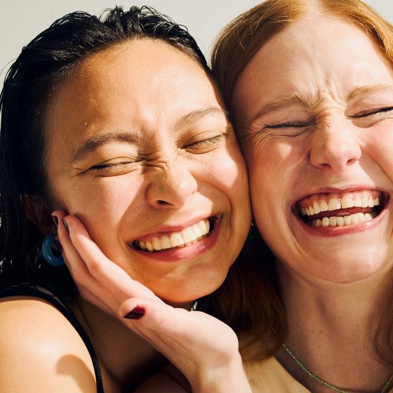 Zwei lachende Frauen